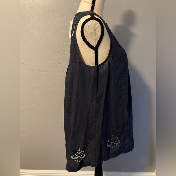 Navy blue Lucky ๐ Brand floral embroidered top - Picture 5 of 11